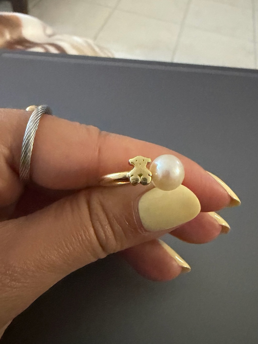 Solid 18k yellow gold TOUS ring- Cream Pearl Detail - Size 5